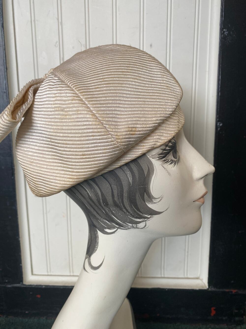 vintage 1960s ivory ribbed beret, 60s hat, mod style, buckle, oversized, retro